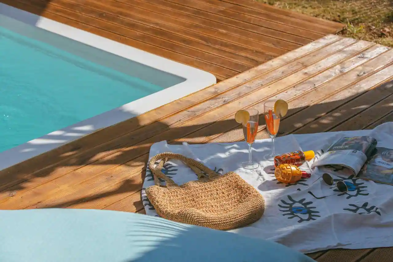 Terrasse en bois mobile recouvrant une piscine dans un jardin contemporain