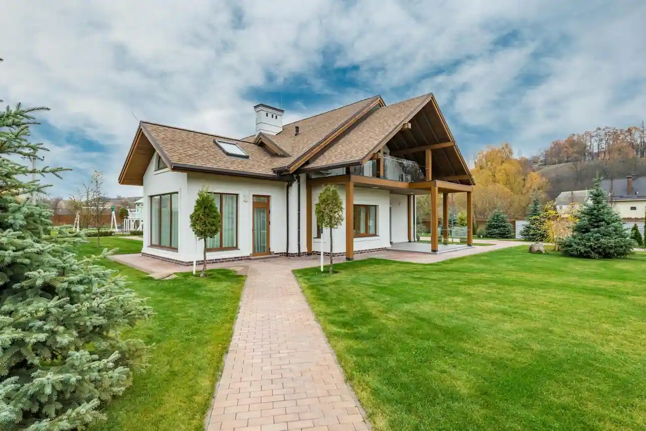 Maison individuelle moderne avec sa pelouse et son jardin