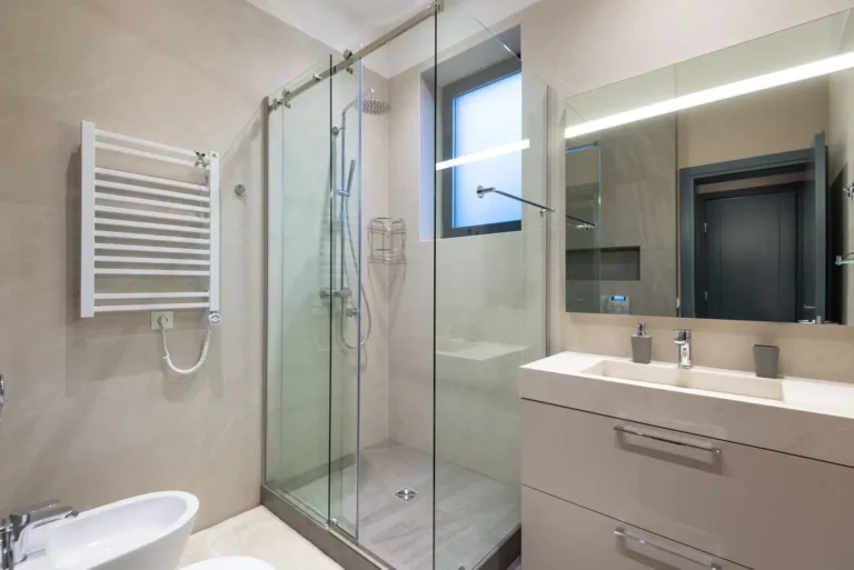 Salle de bain moderne : composer un espace épuré et fonctionnel