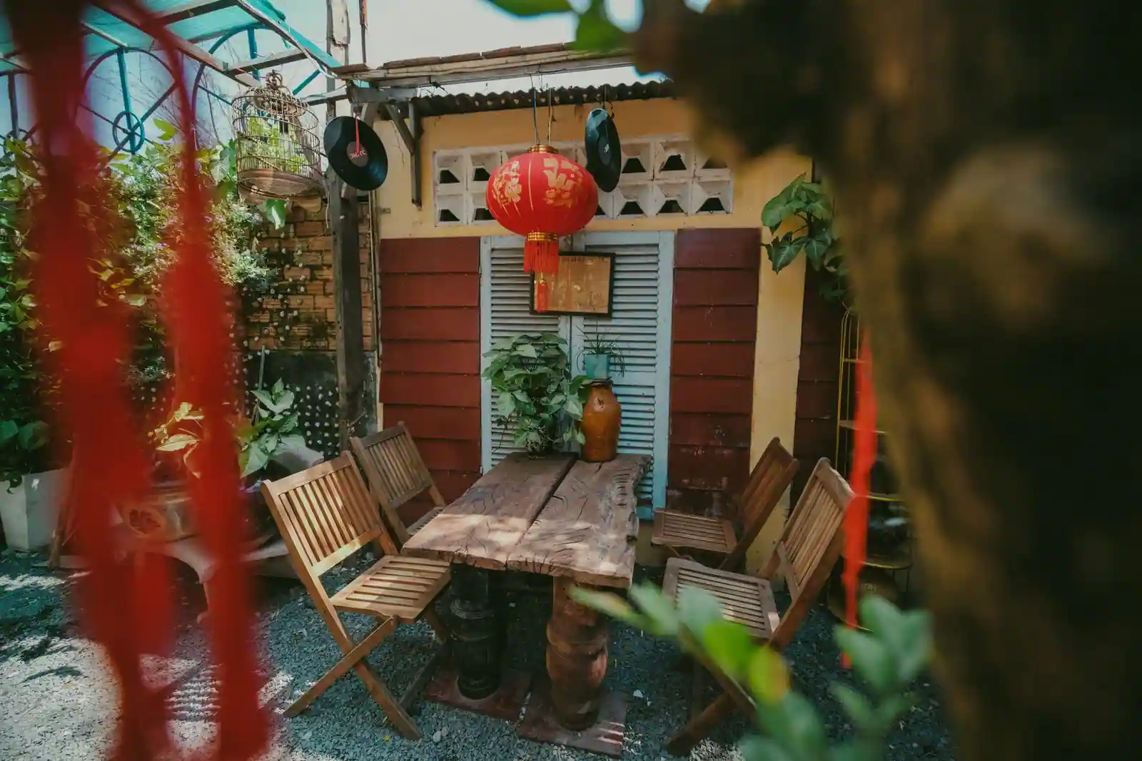 Table de jardin en bois avec chaises sur une terrasse extérieure