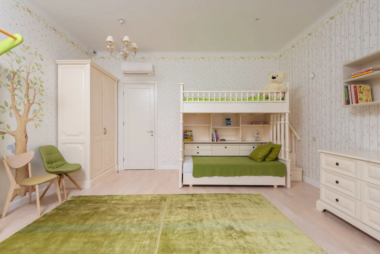 Chambre d'enfant lumineuse avec lit superposé combiné, rangements intégrés et couchage inférieur
