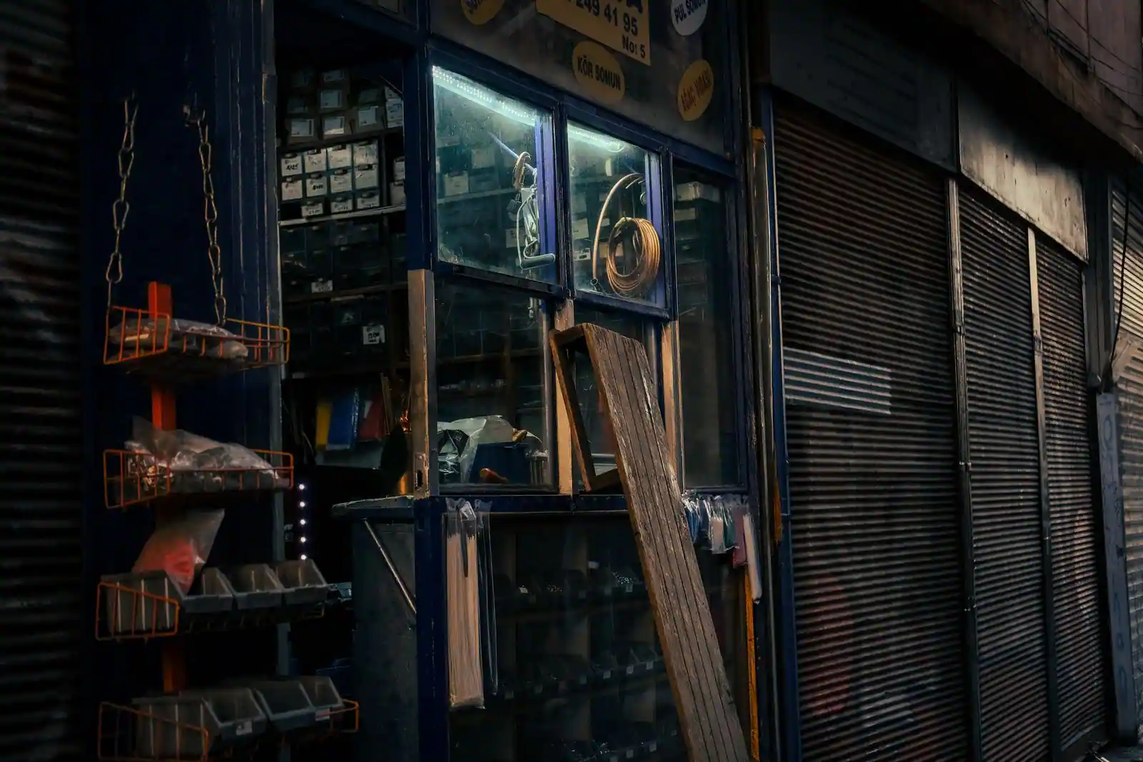 Allée d'un magasin de bricolage avec rayons d'outillage et de quincaillerie