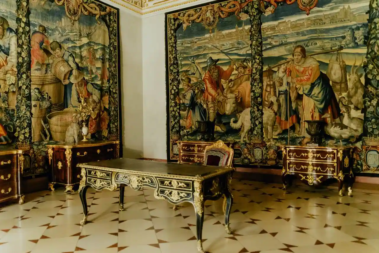 Salon d'apparat orné de mobilier ancien doré et de tapisseries