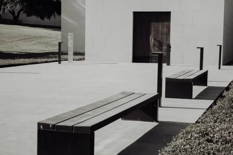 Mobilier urbain anti-SDF : comprendre l&rsquo;architecture hostile