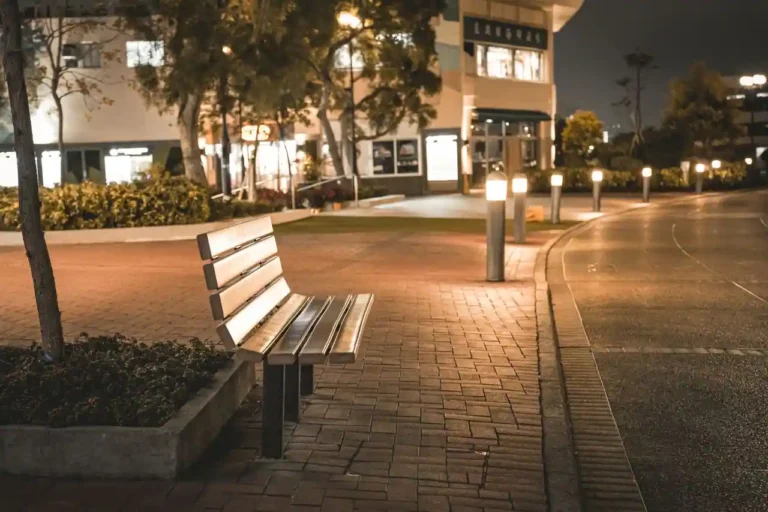 Mobilier urbain : définition, familles et rôle dans la ville
