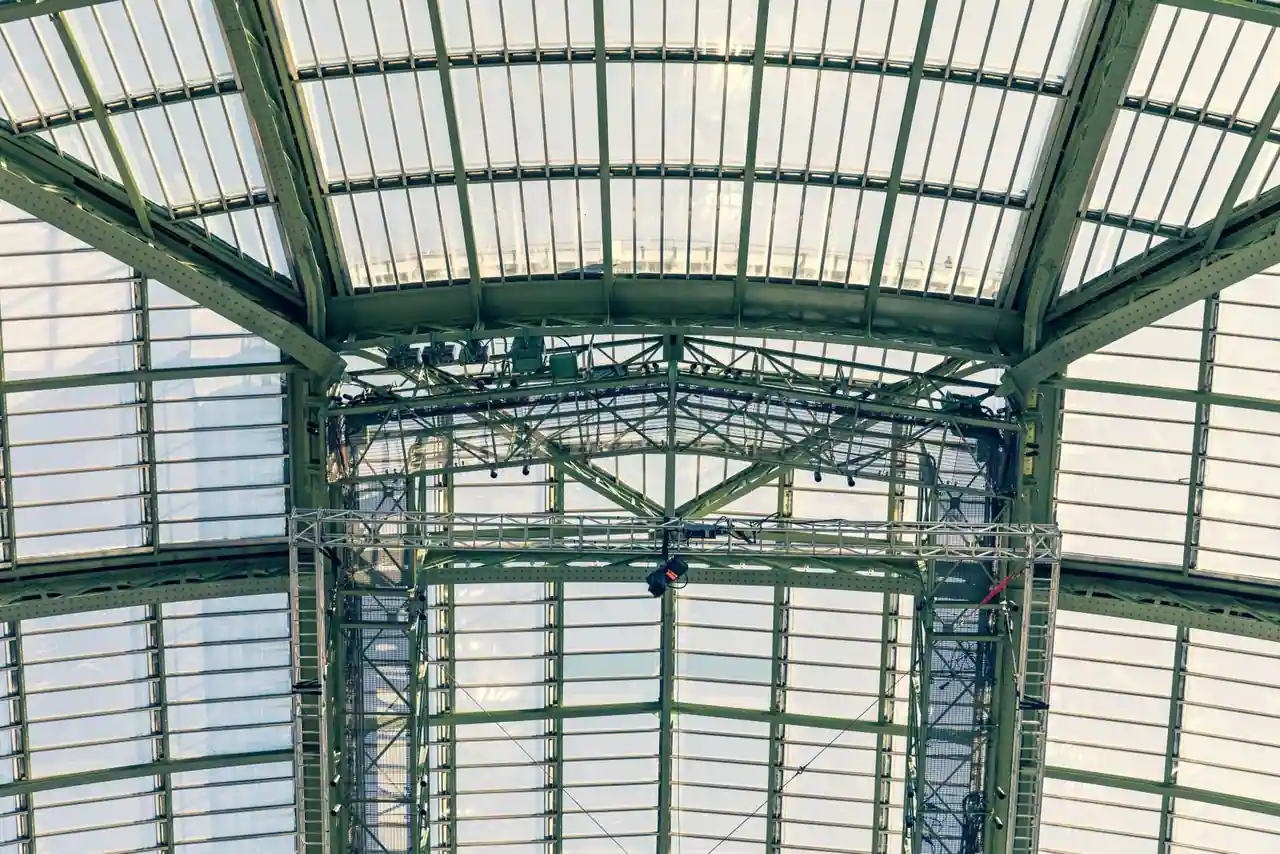 La verrière et la charpente métallique du Grand Palais, à Paris, vues depuis l'intérieur de la nef.